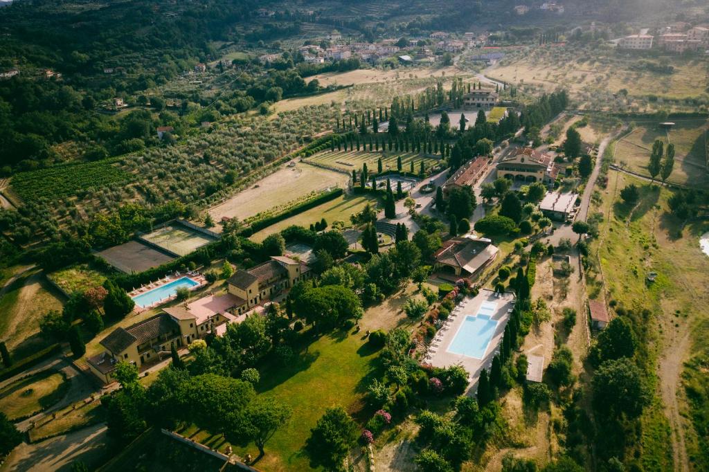 サン・ドナート・イン・フロンツァノにあるFattoria Degli Usignoliのプールと木々のある邸宅の空中ビュー