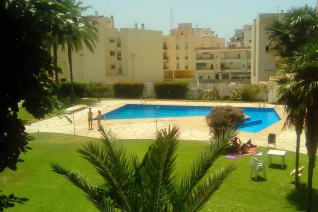 Bazén v ubytovaní NEPTUNO 3 CENTRO DE NERJA alebo v jeho blízkosti