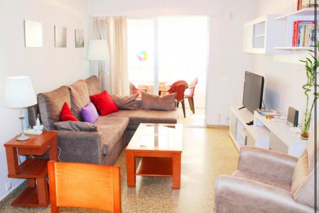 Televízia a/alebo spoločenská miestnosť v ubytovaní NEPTUNO 3 CENTRO DE NERJA
