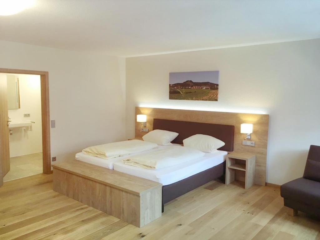 Postel nebo postele na pokoji v ubytování Hotel Gasthof Zum Löwen