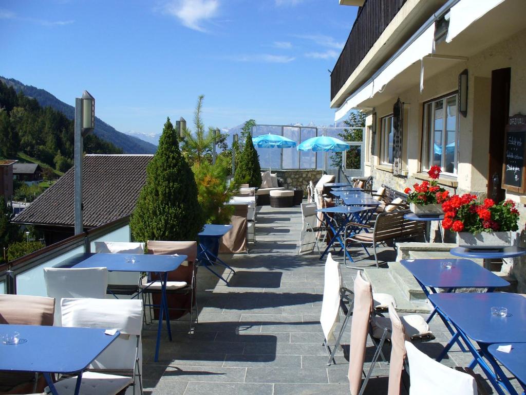 Nespecifikovaný výhled na hory nebo výhled na hory při pohledu z hotelu