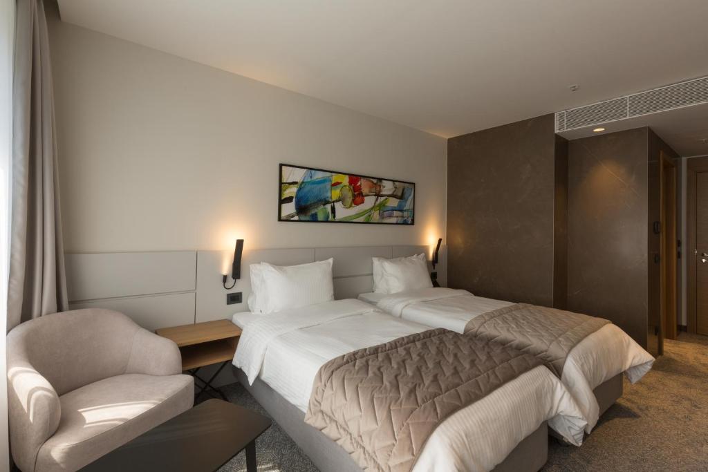 Hotel Mona Plaza客房内的一张或多张床位