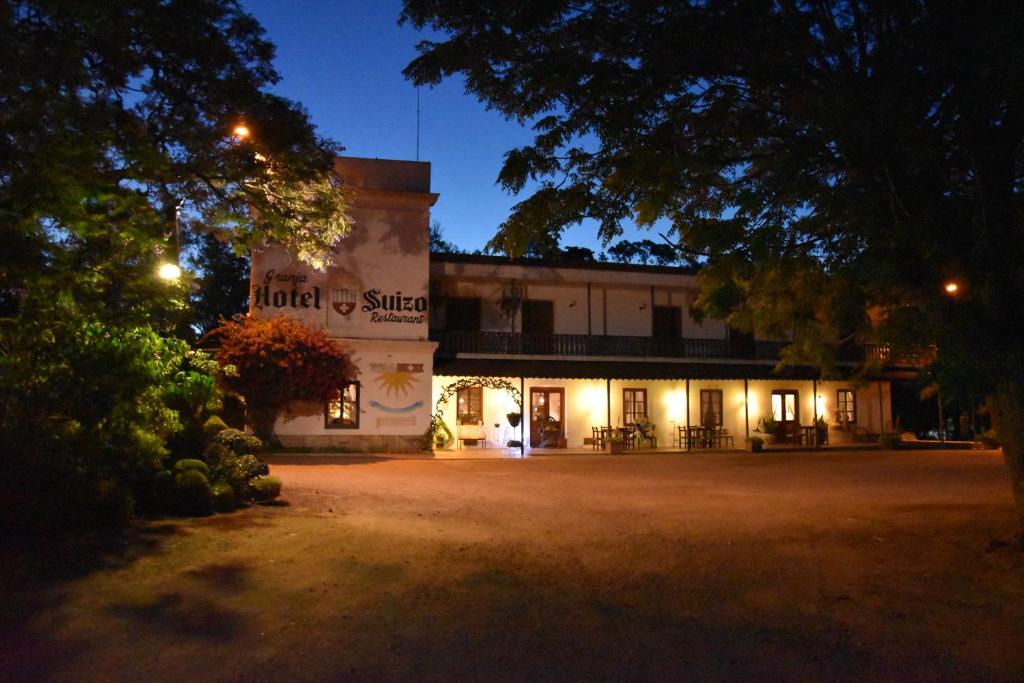 un hotel di notte con le luci accese di Hotel Suizo a Colonia Suiza