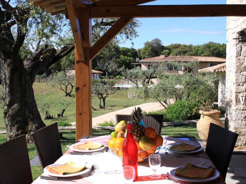 une table avec un bol de fruits dessus dans l'établissement Villa Sanchez, à Bonifacio