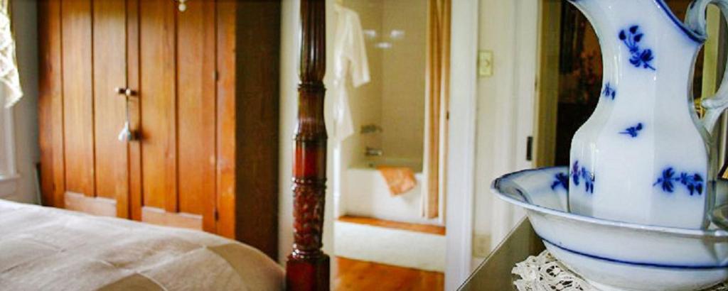 Una cama o camas en una habitación de The Inn at Stony Creek