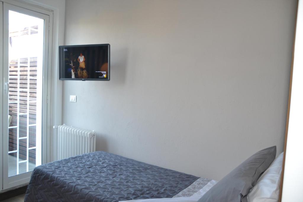 5-Rooms Apartment - Single Room With Balcony