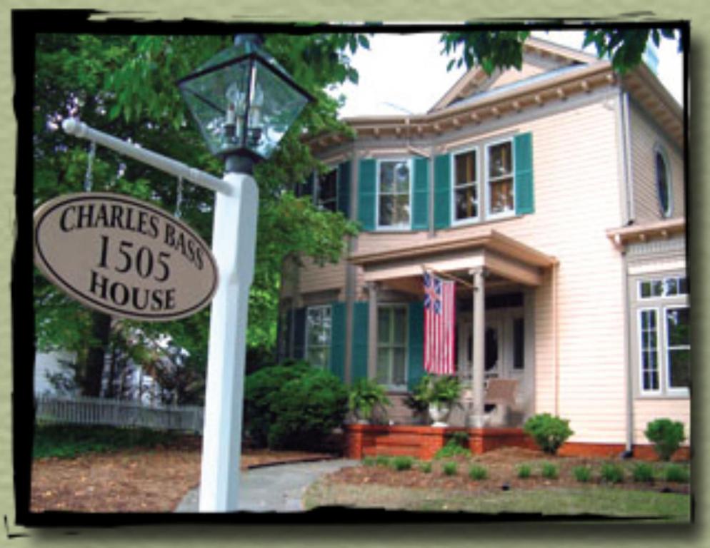 南波士頓的住宿－Charles Bass House Bed & Breakfast，房屋前有路标的街道灯