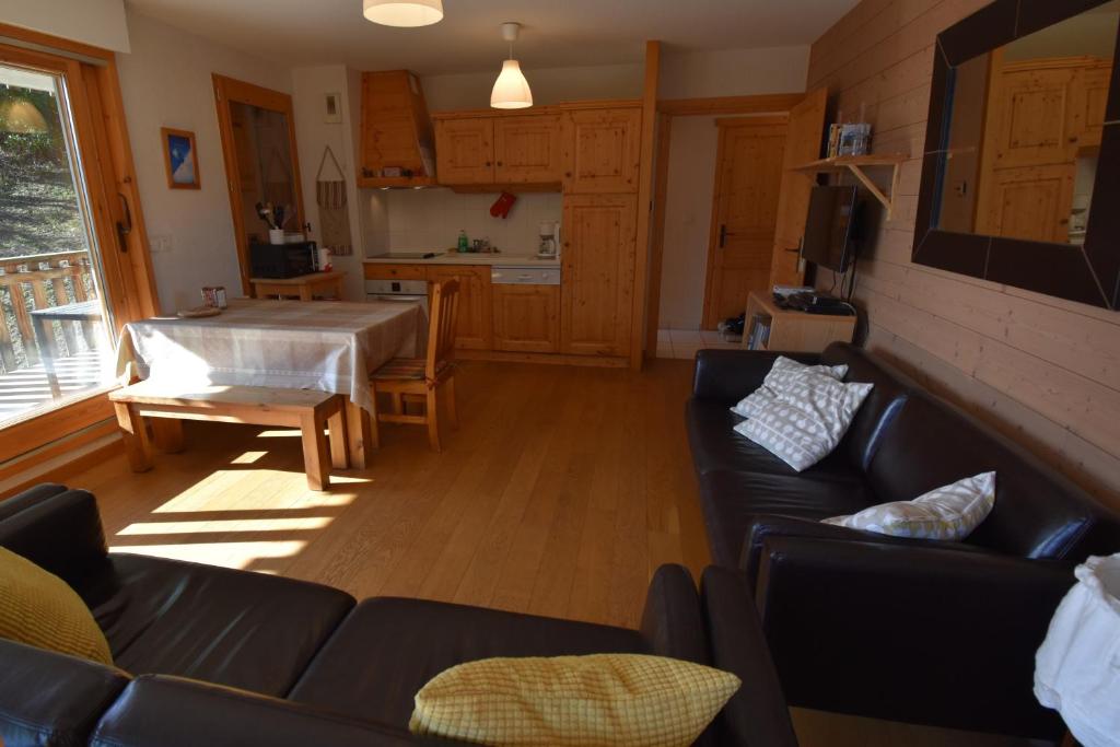 un salon avec un canapé et une table dans l'établissement VAUJANYLOCATIONS - Le Jardin Alpin, à Vaujany