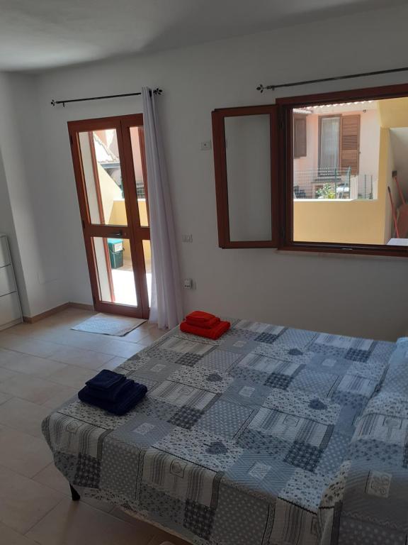 ein Schlafzimmer mit einem Bett in einem Zimmer mit einem Fenster in der Unterkunft Casa Arega in Càbras