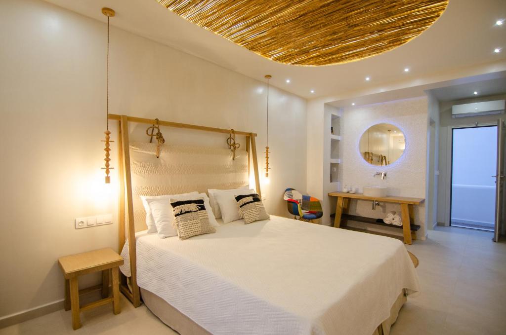 um quarto com uma cama grande e um tecto em Avanti em Ios Chora
