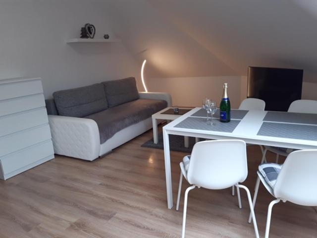 sala de estar con sofá, mesa y sillas en Apartmán Kamenice, en Kamenice nad Lipou