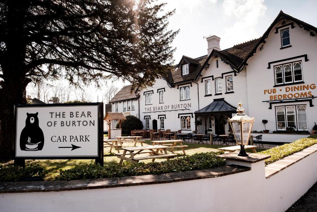 un cartello di fronte al parcheggio dell'orso armato di Bear Of Burton a Christchurch