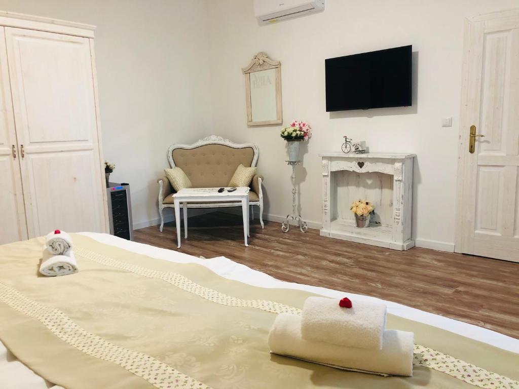 A television and/or entertainment centre at Villa Bella