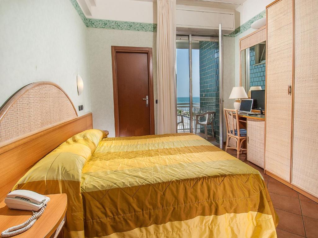 A bed or beds in a room at Hotel Corallo