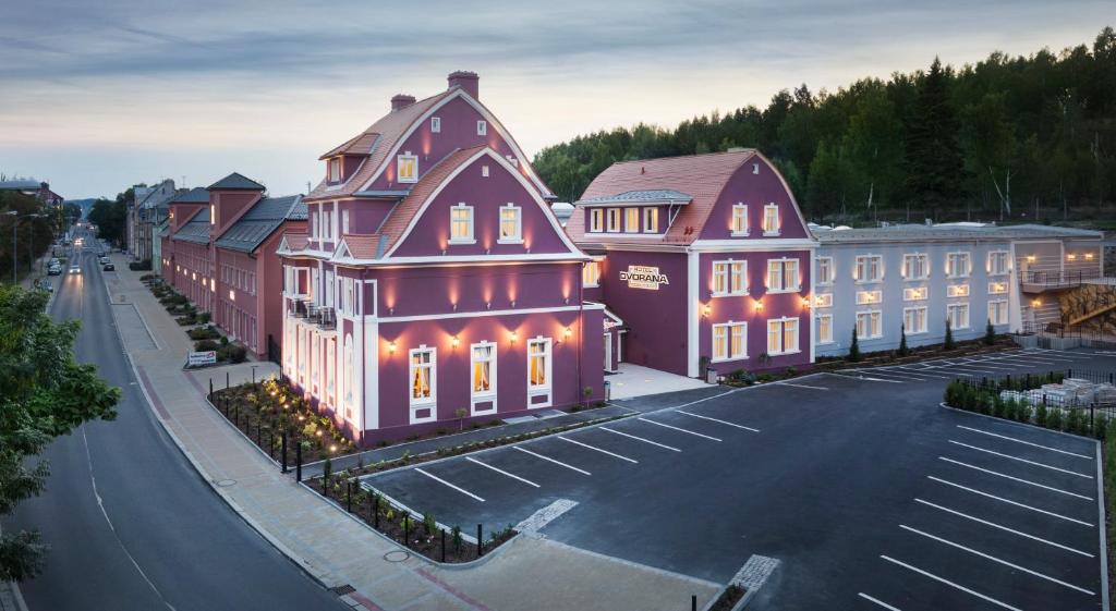 um grupo de edifícios numa cidade com uma rua em Hotel Dvorana em Karlovy Vary