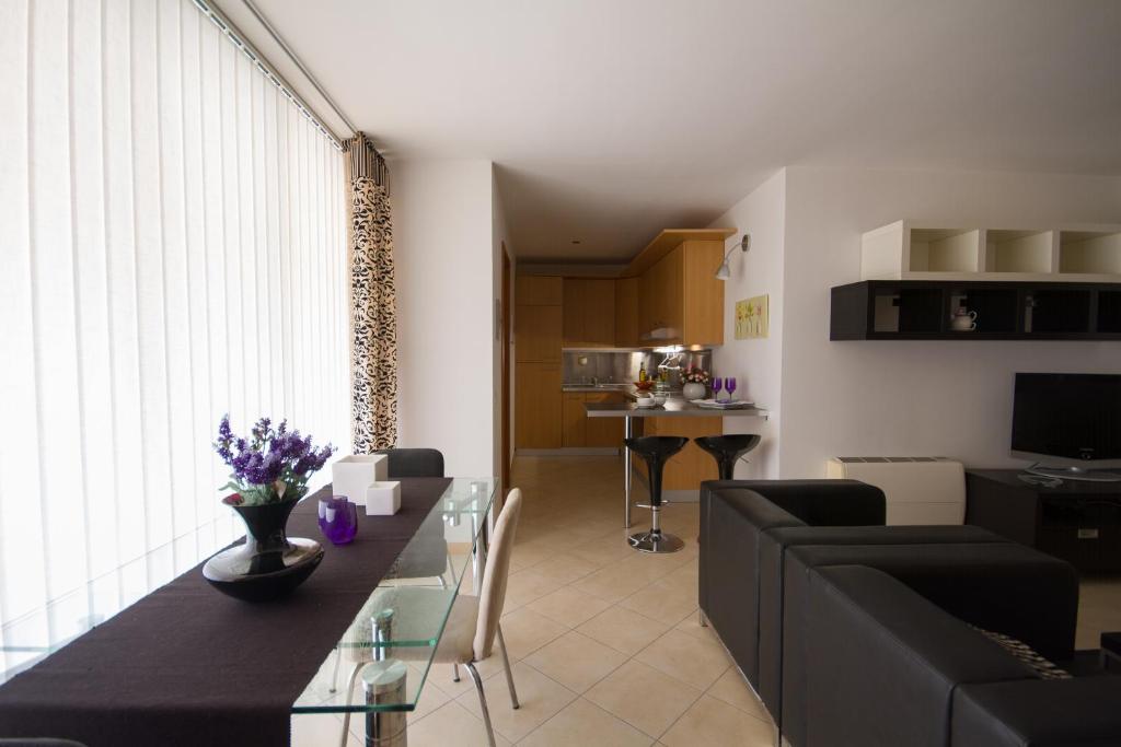 ein Wohnzimmer mit einem Sofa und einem Tisch in der Unterkunft Apartments Casa Emonia in Novigrad Istria