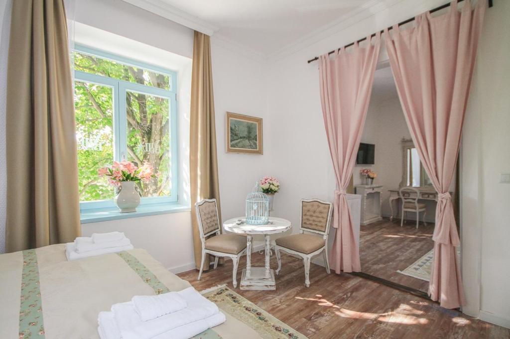 A seating area at Villa Bella