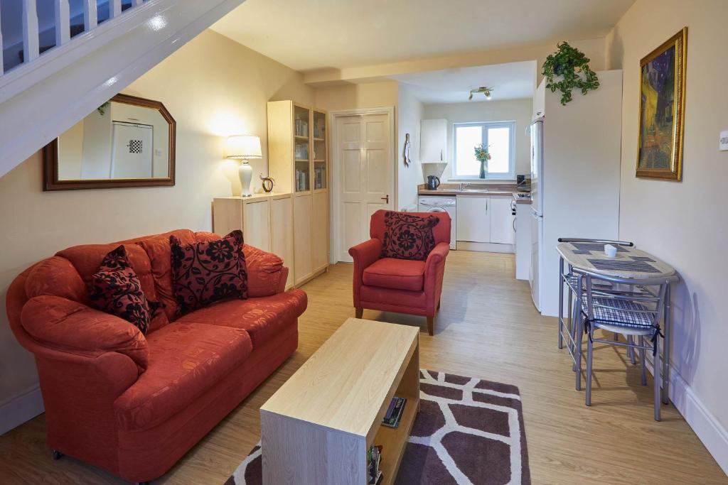 ein Wohnzimmer mit einem Sofa und einem Tisch in der Unterkunft Host & Stay - The Limes in Harrogate