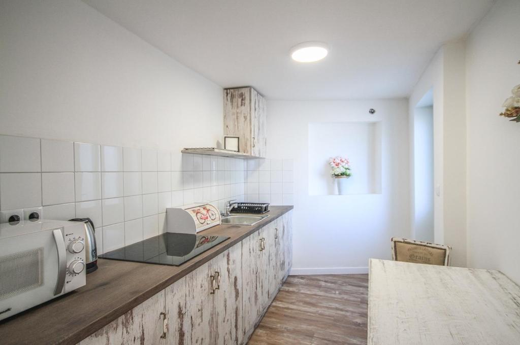 A kitchen or kitchenette at Villa Bella