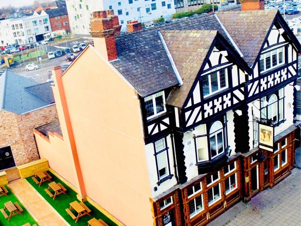 una vista aérea de un edificio en una ciudad en The Kings Head en Warrington