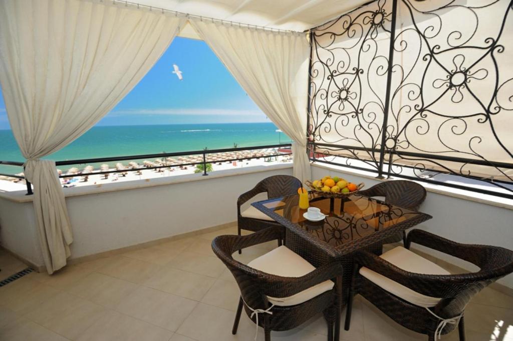 comedor con vistas a la playa en Heaven Lux Apartments, en Sunny Beach