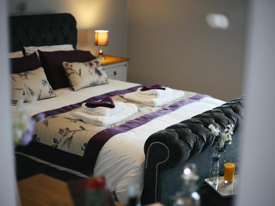 ein Schlafzimmer mit einem großen Bett mit Kissen darauf in der Unterkunft Colliery Cottage in Durham