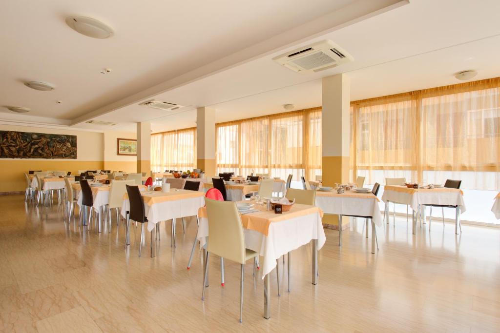Restaurace v ubytování Hotel Nella