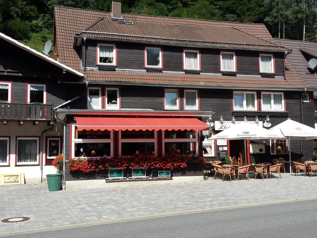 a building with tables and chairs in front of it at Landgasthof Kleine Kommode in Zorge