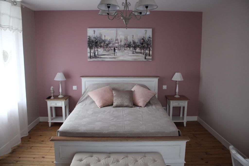 1 dormitorio con 1 cama con paredes de color rosa y 2 mesas en LA PART DES ANGES, en Mardeuil