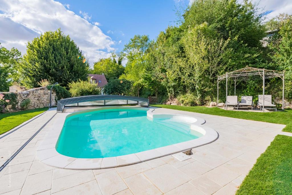 een afbeelding van een zwembad in een tuin bij Le Colombier - Fairytale Factory in Montgeroult