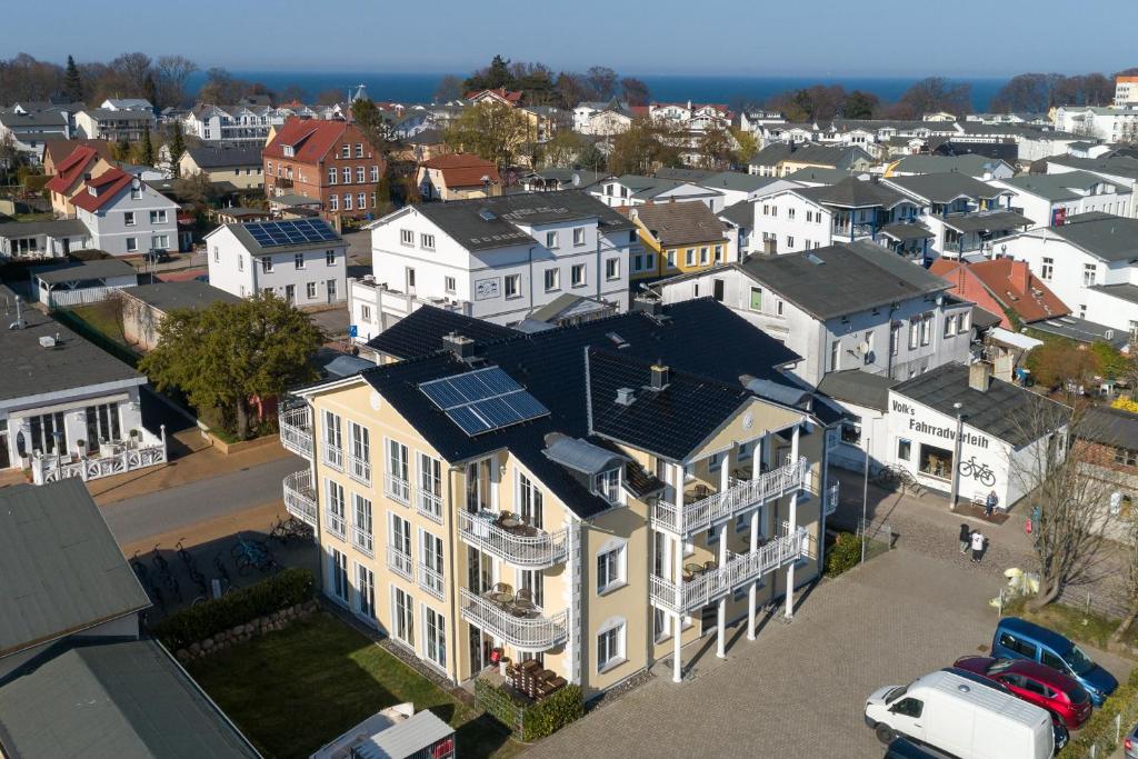 - une vue aérienne sur une ville avec des maisons blanches dans l'établissement Villa Ostsee, à Göhren