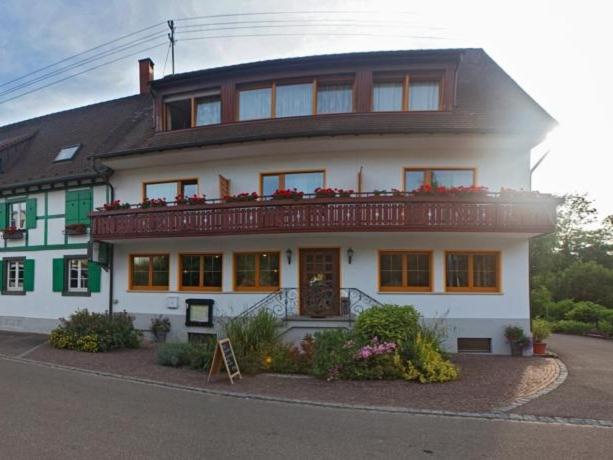 Cette maison blanche dispose d'un balcon. dans l'établissement Landhotel Graf, à Schliengen