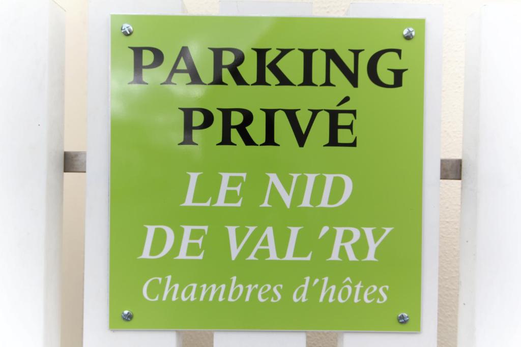 een bord met de tekst parkeren privé en vayr apotheken en notities bij Le Nid de Val'Ry in Saint-Valery-sur-Somme