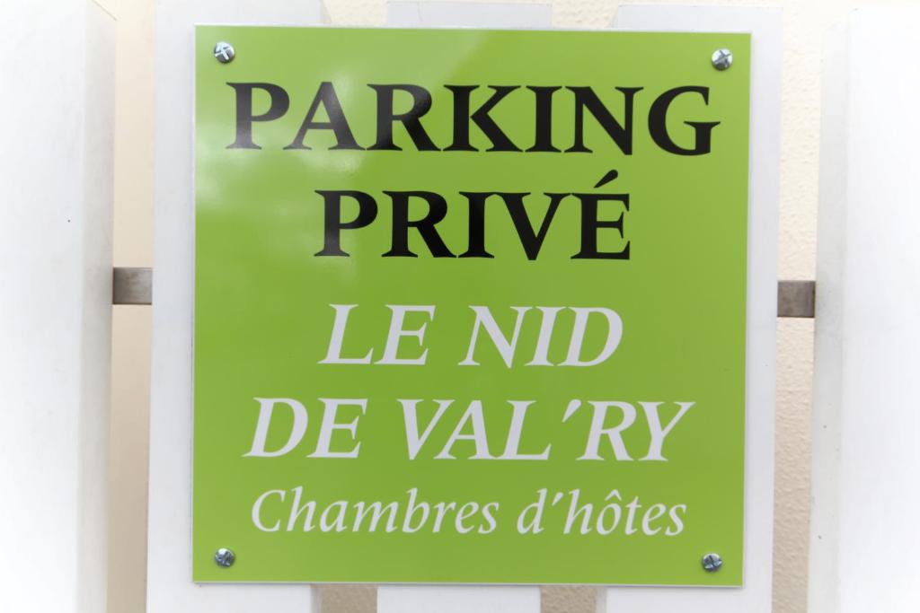 a sign that reads parking private le nd be vayr pharmacies and notes at Le Nid de Val'Ry in Saint-Valéry-sur-Somme