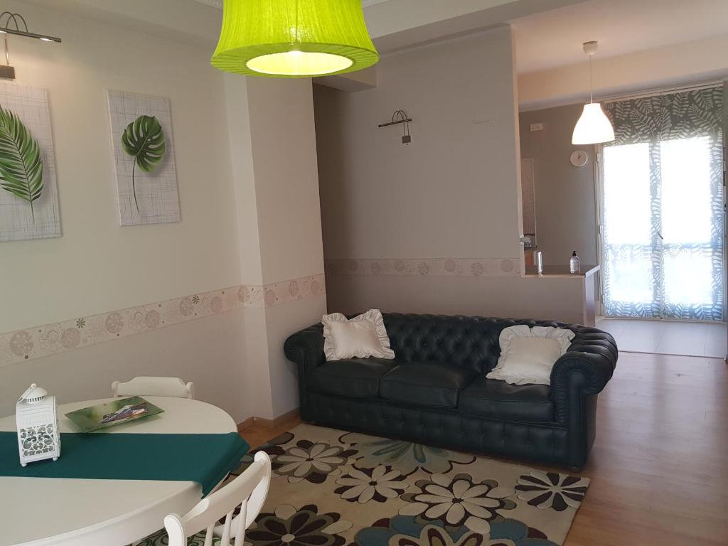 sala de estar con sofá y mesa en casa di mimma appartamento 98 mq, en Reggio Calabria
