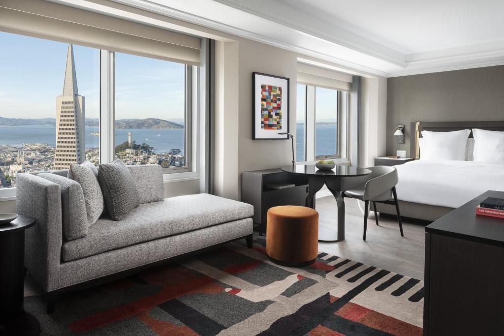 舊金山的住宿－Four Seasons Hotel San Francisco at Embarcadero，酒店客房配有一张床、一把椅子和一张书桌