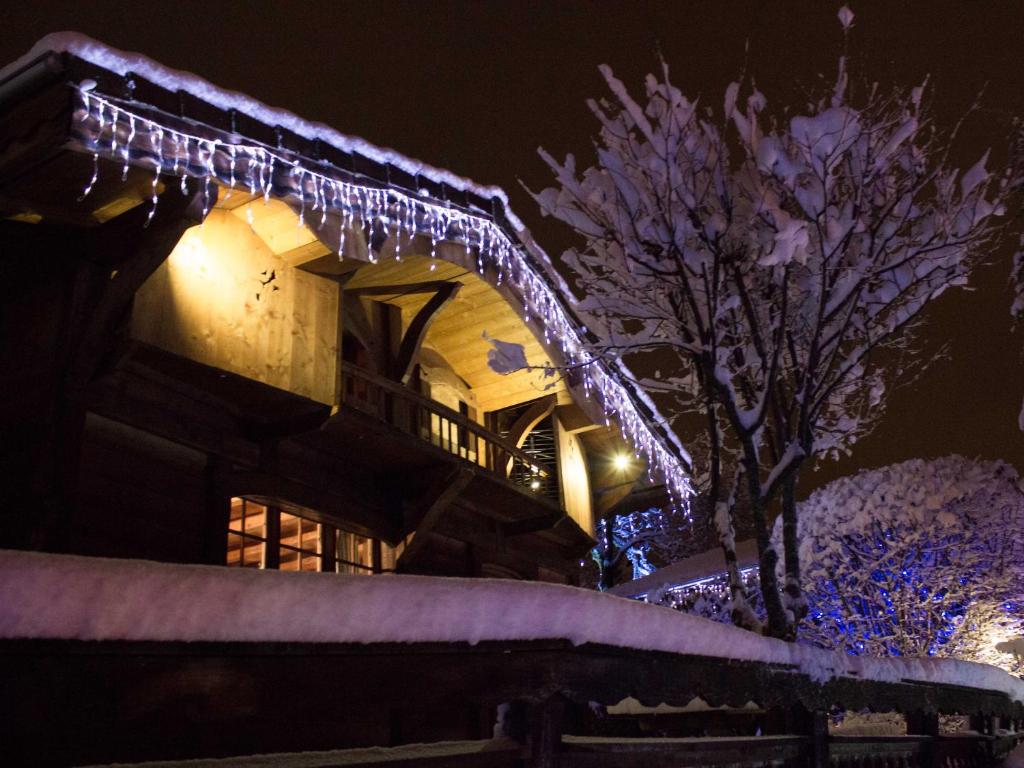 パッシーにあるLes Greniers du Mont Blancのクリスマスライトに覆われた木の家