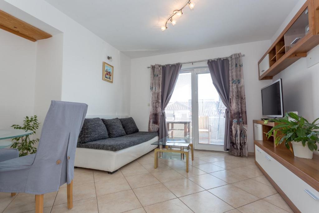 Televízia a/alebo spoločenská miestnosť v ubytovaní Apartman Lucy