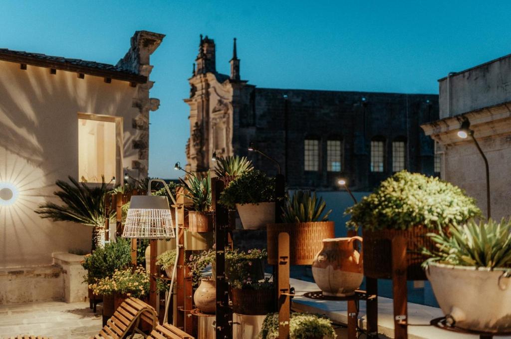 een balkon met potplanten voor een gebouw bij Pollicastro Boutique Hotel in Lecce