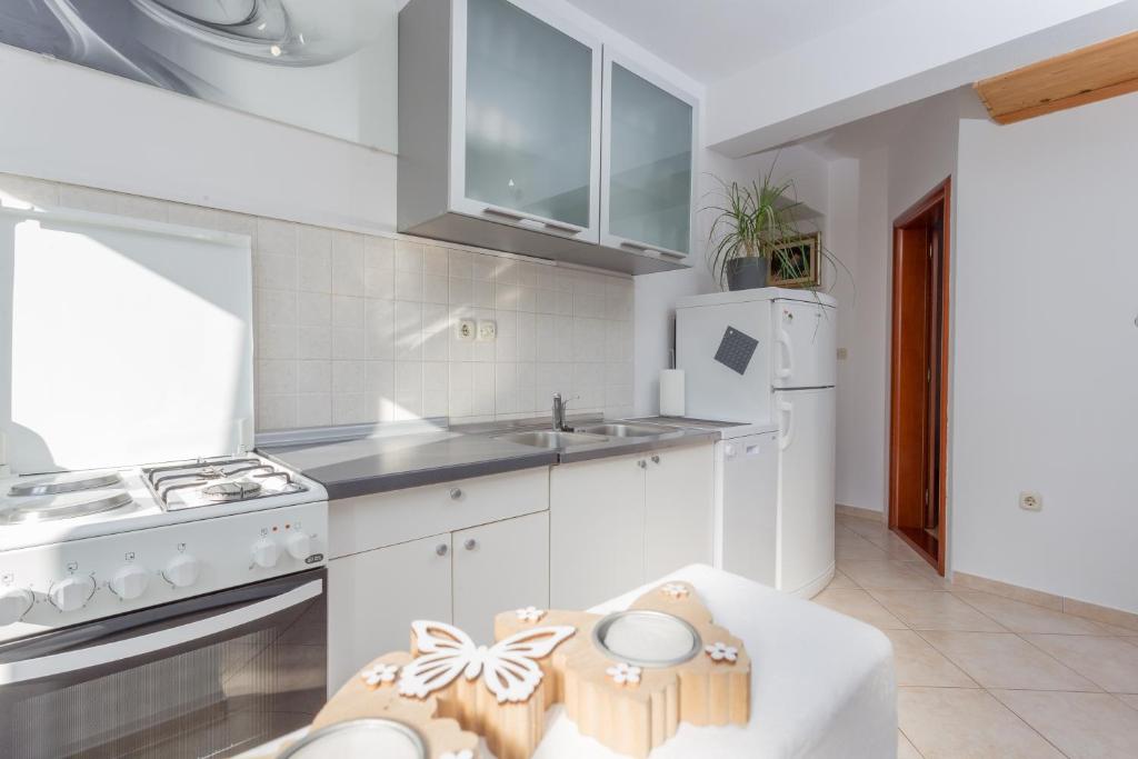 Kuchyňa alebo kuchynka v ubytovaní Apartman Lucy