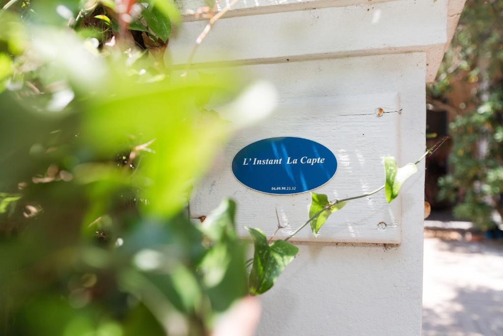 una señal azul en el lateral de un edificio en L'Instant - La Capte, en Hyères