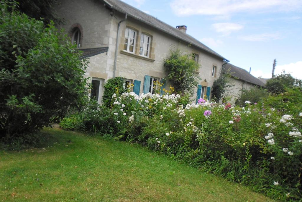 una casa con un ramo de flores delante de ella en Domaine de Benveau, en Brécy