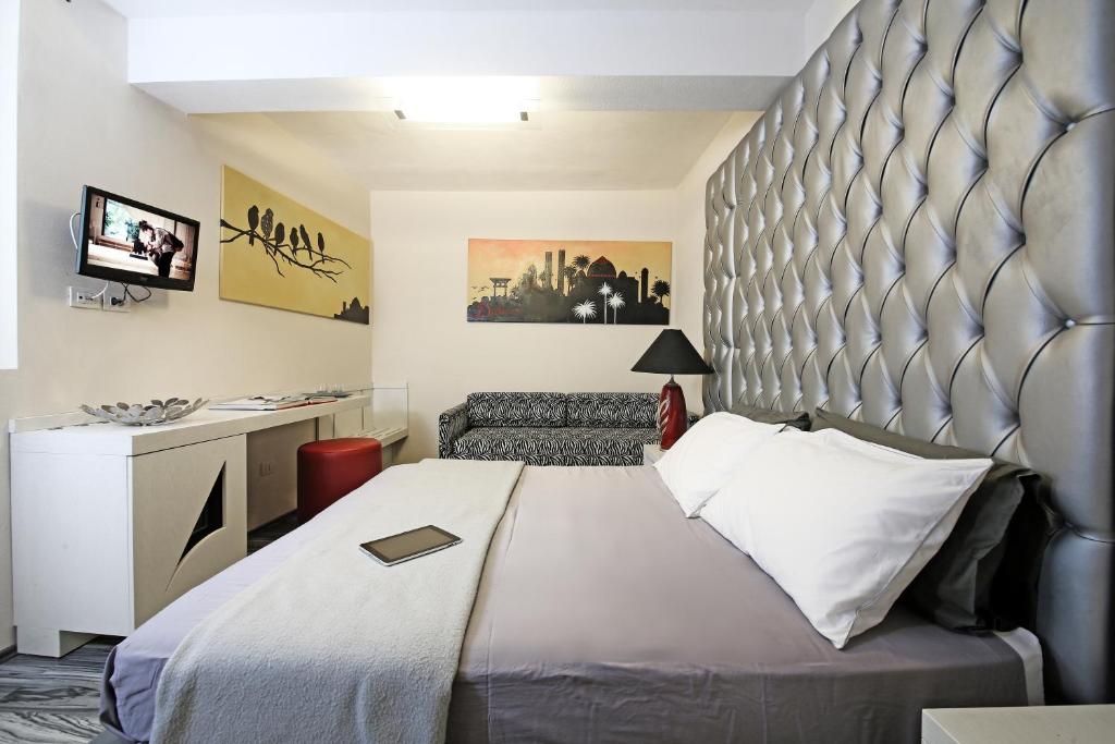Postel nebo postele na pokoji v ubytování Happy Hotel Atelier Gardone Riviera Centro & Beach