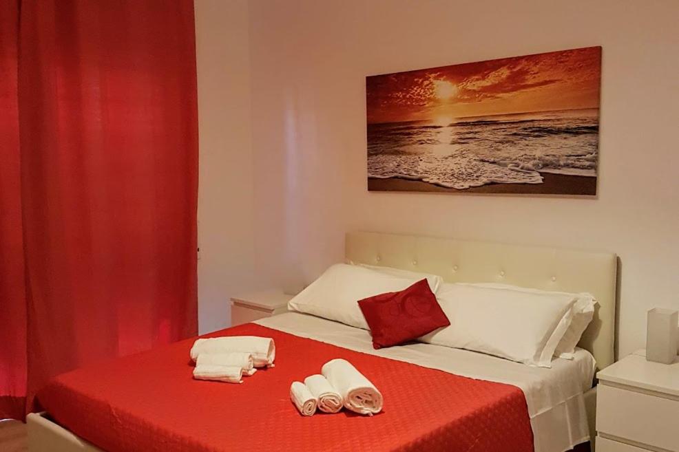 una camera da letto con un letto con due asciugamani sopra di Borgo Vaticano 84 Guest House a Roma