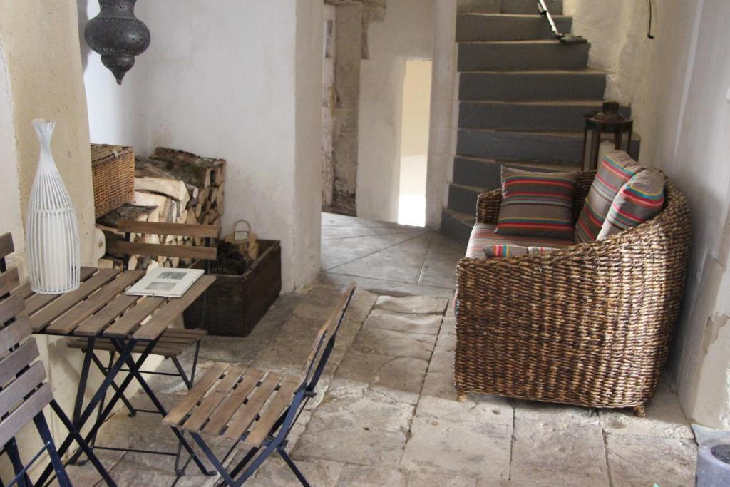 Habitación con mesa, sillas y escalera. en Maison Anila en Barjac