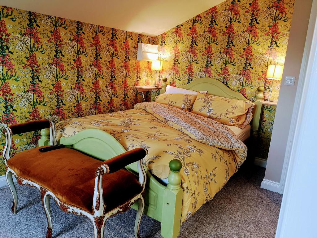 um quarto com uma cama e uma cadeira em Brampton Dales Farm em Gainsborough