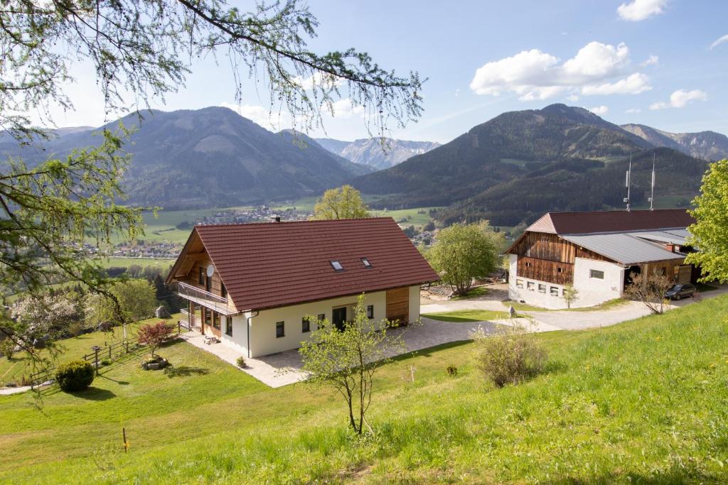 an image of a house with mountains in the background at GamserlAlm Fam. Feichtenhofer in Turnau
