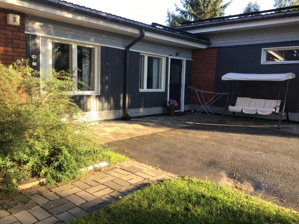 niebieski dom z patio i stołem w obiekcie Martantalo w mieście Oulu
