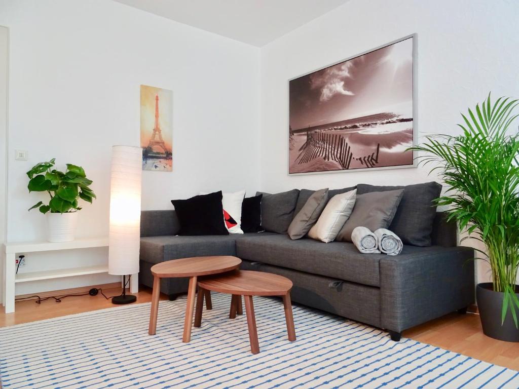 a living room with a couch and a table at Fewo Neukirchen mit Balkon in Neukirchen-Vluyn