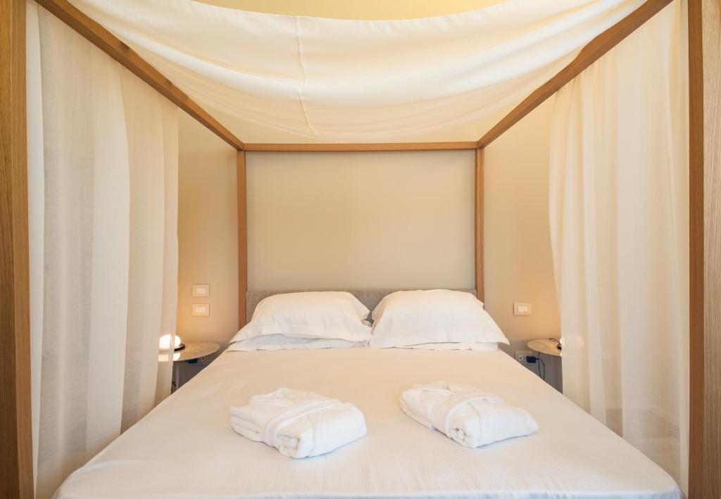 En eller flere senger på et rom på Dimora de Matera Luxury Suites